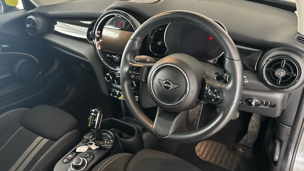 MINI HATCHBACK Image 9