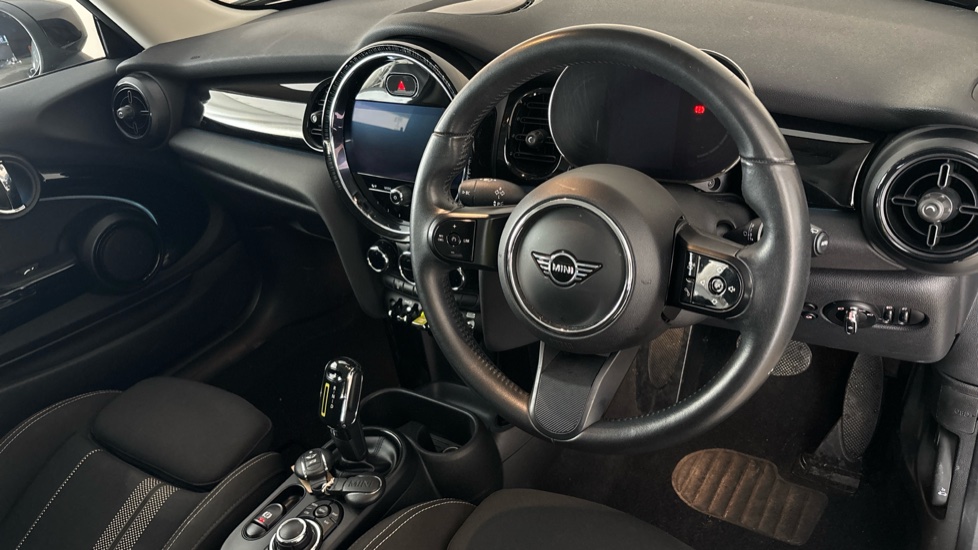 MINI HATCHBACK Image 9