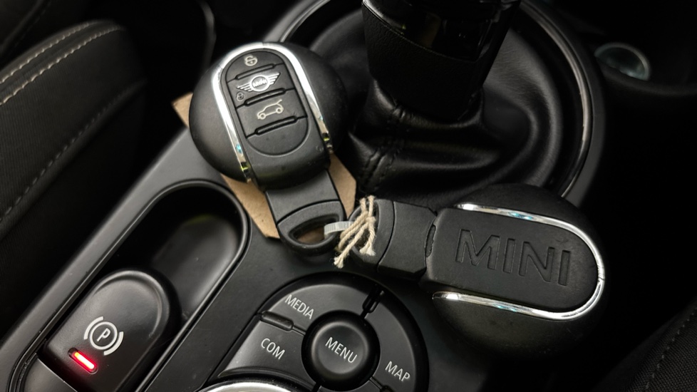 MINI HATCHBACK 2 keys