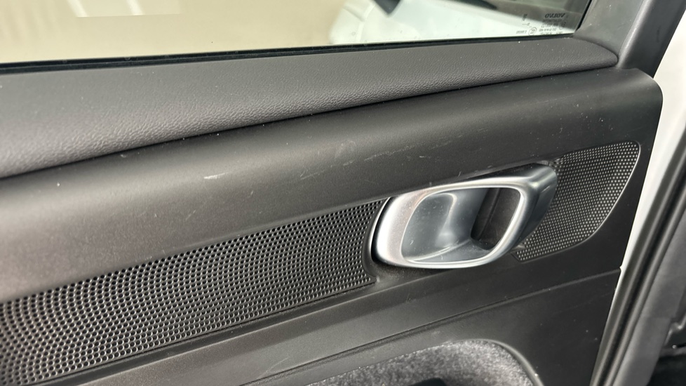 VOLVO XC40 Scuff
