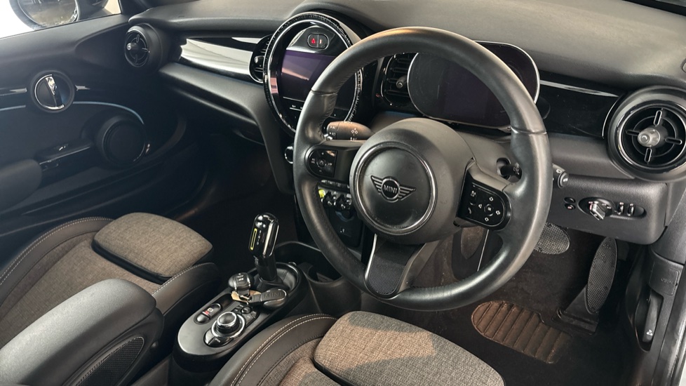 MINI HATCHBACK Image 9