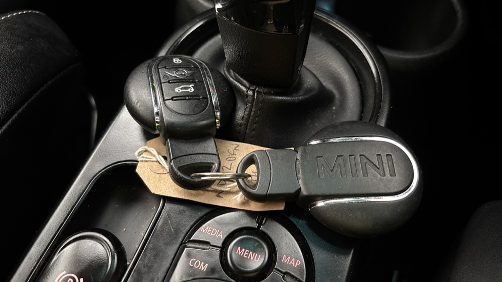 MINI HATCHBACK 2 keys