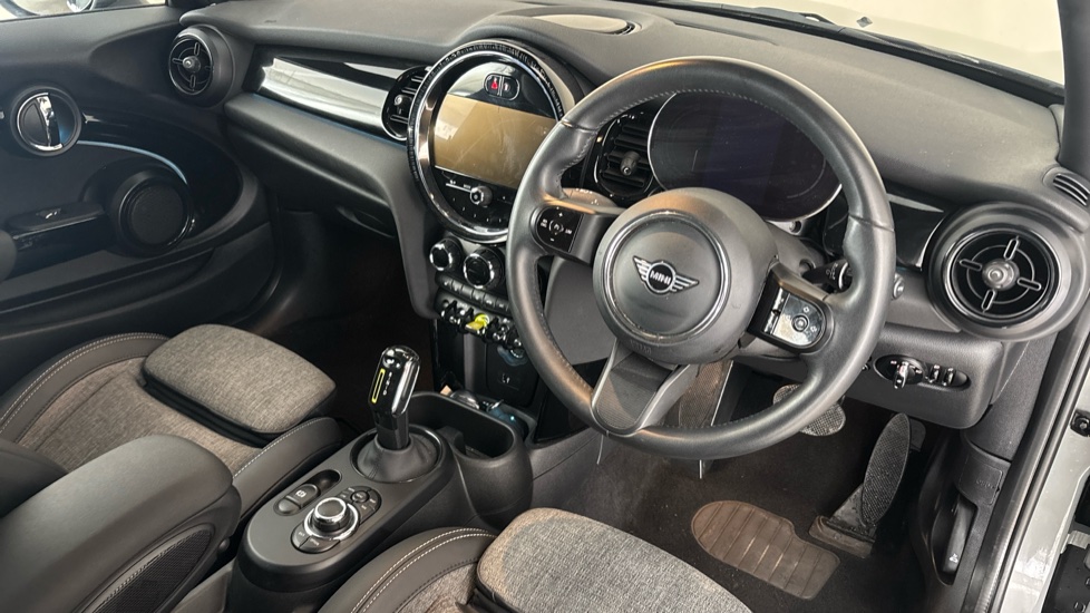 MINI HATCHBACK Image 9