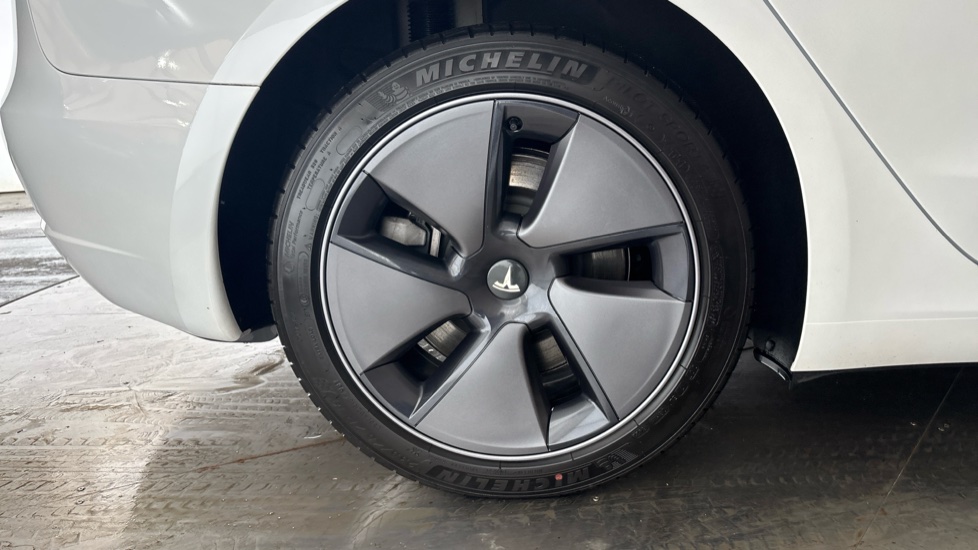 Tesla Model 3 Image 19