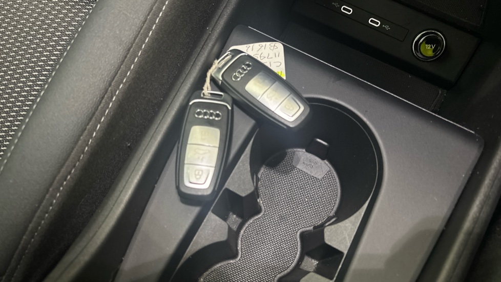 AUDI Q4 2 keys