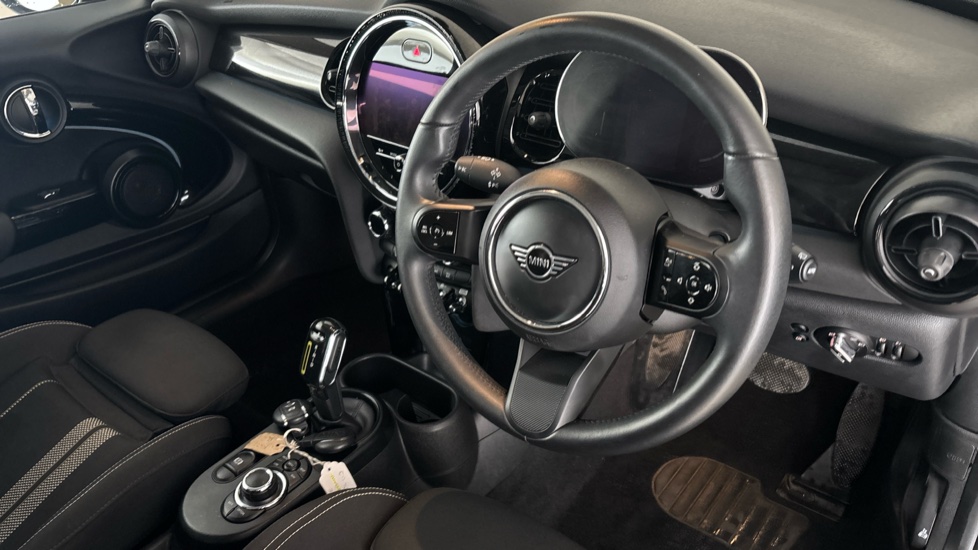 MINI HATCHBACK Image 9