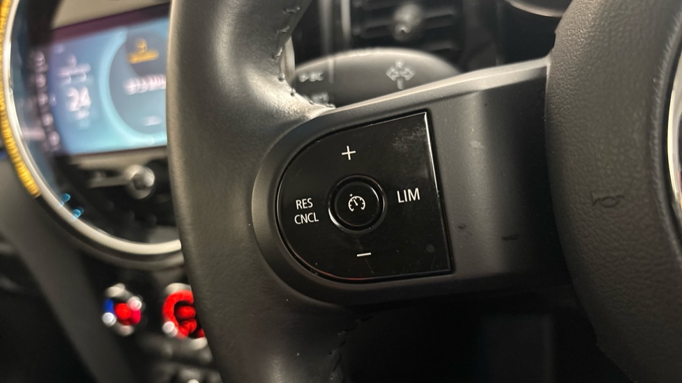 MINI HATCHBACK Cruise control