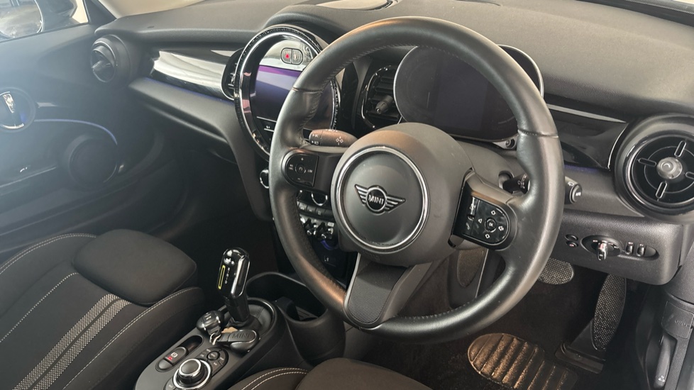 MINI HATCHBACK Image 9