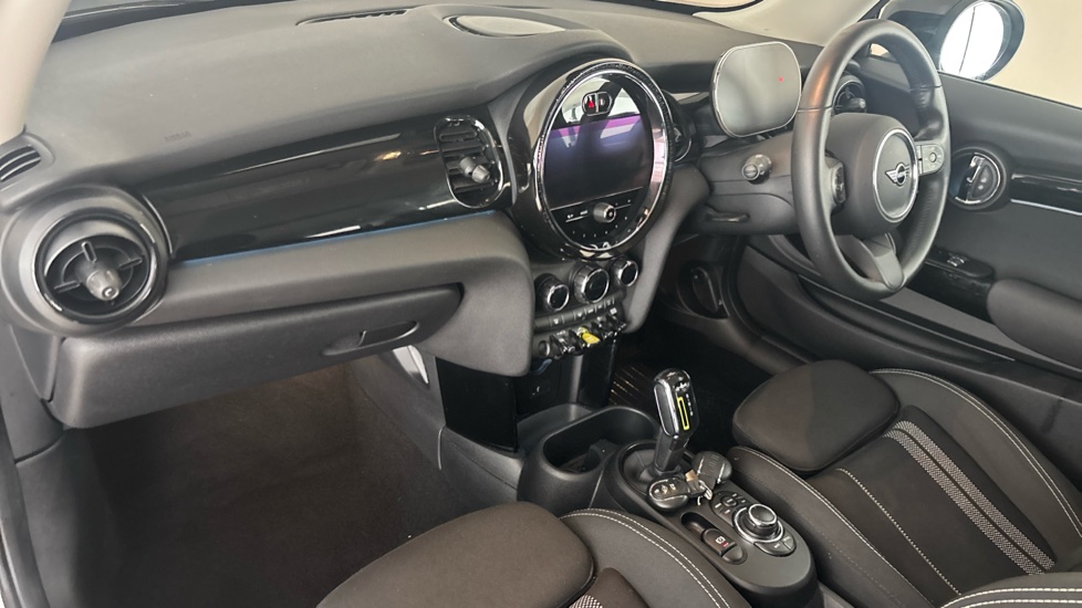 MINI HATCHBACK Image 10