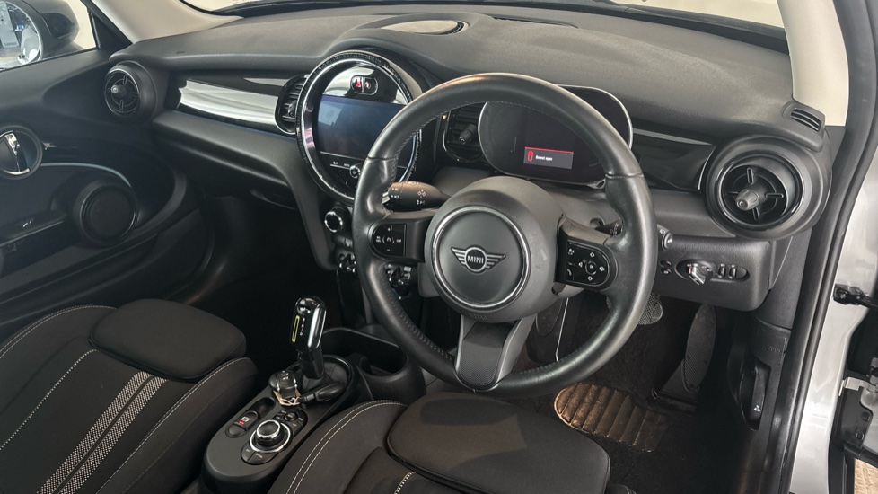 MINI HATCHBACK Image 9