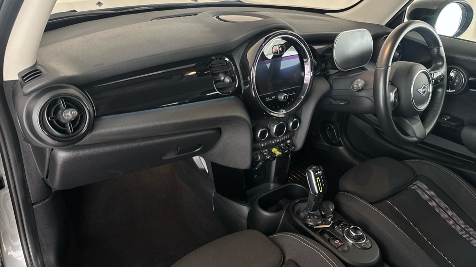 MINI HATCHBACK Image 10