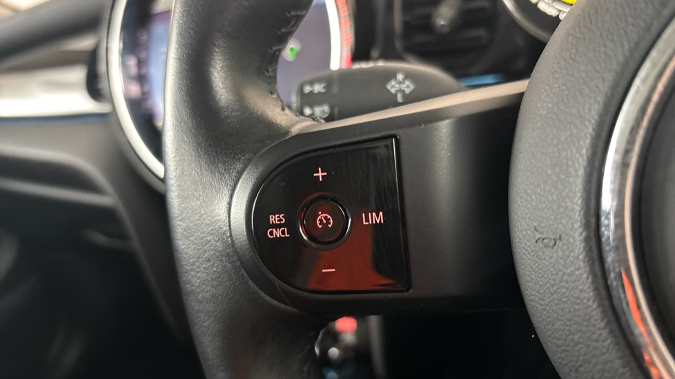 MINI HATCHBACK Cruise control