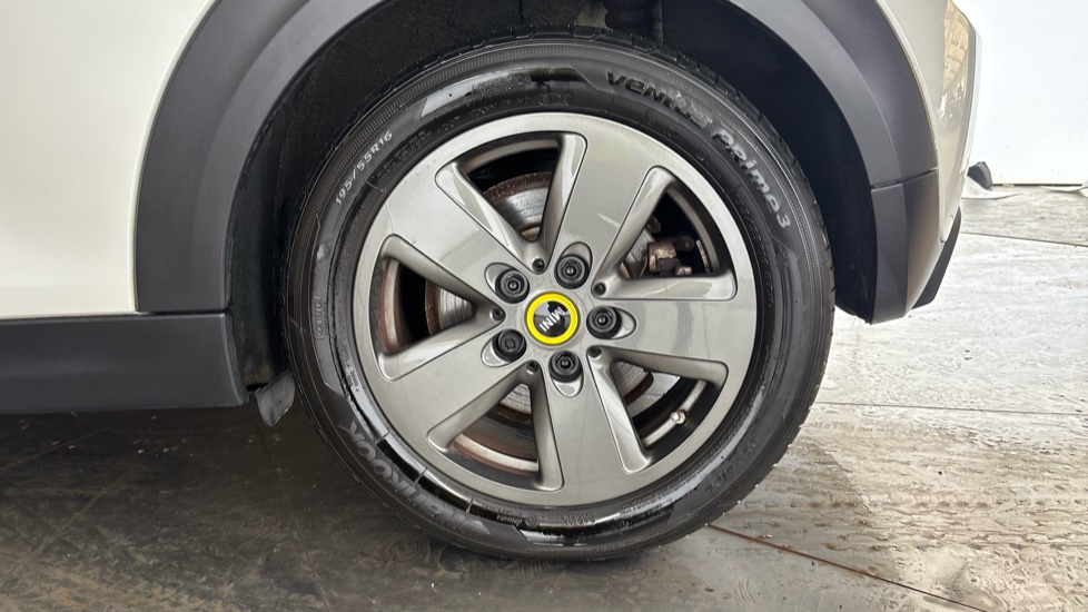 MINI HATCHBACK Image 18