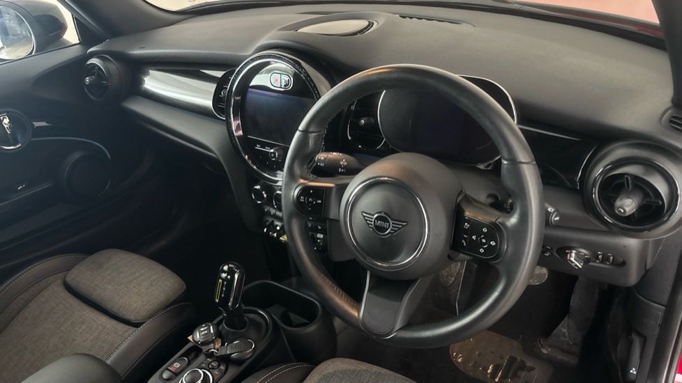 MINI HATCHBACK Image 9