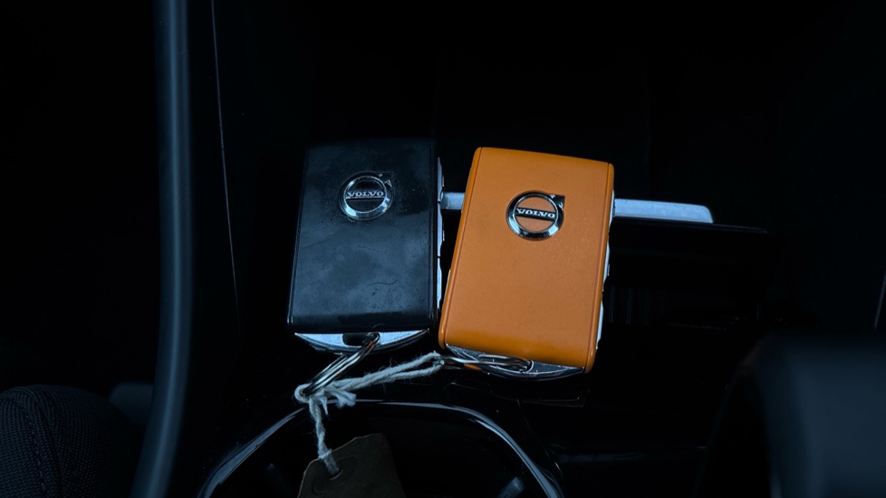 VOLVO XC40 2 keys available