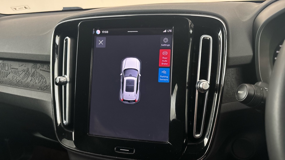 VOLVO XC40 Parking sensors