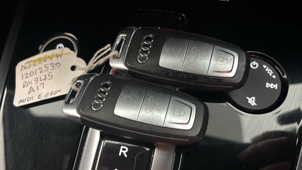 AUDI Q4 2 keys