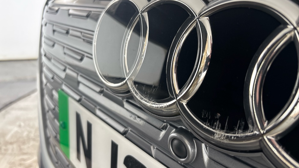 AUDI Q4 Scuff