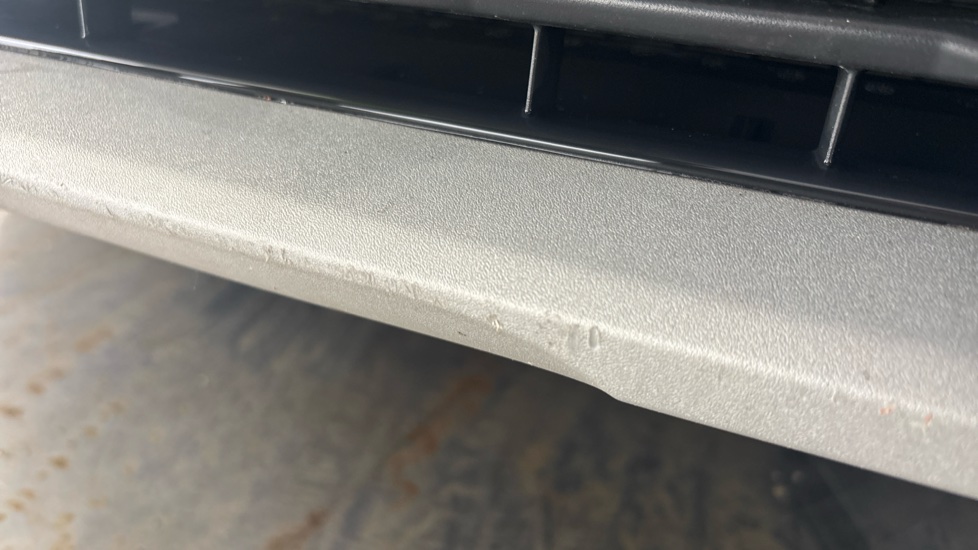 AUDI Q4 Scuff