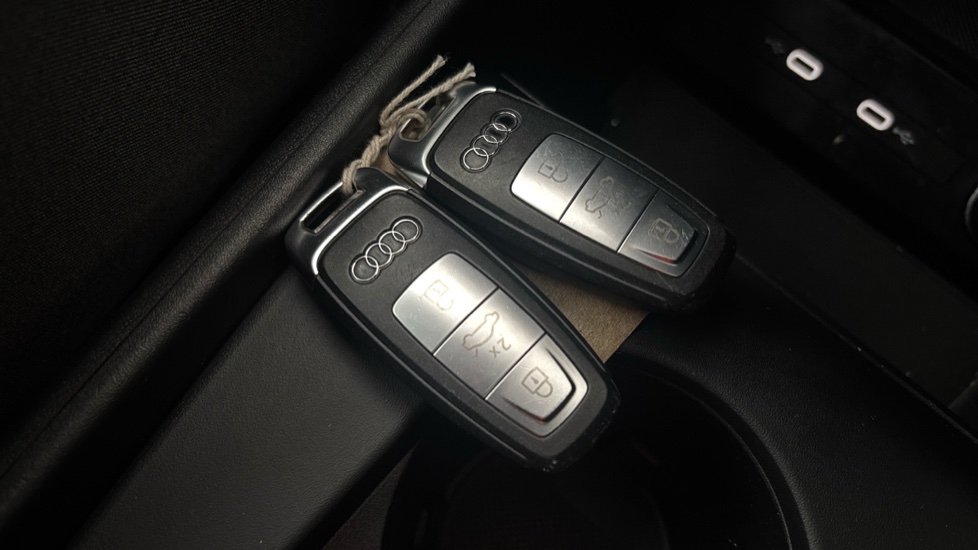 AUDI Q4 2 keys