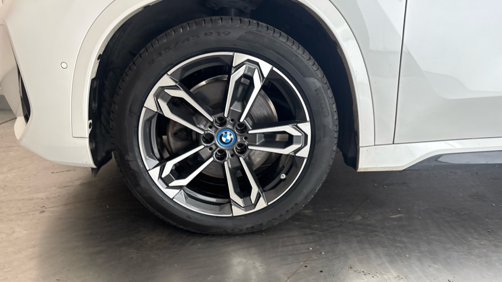 BMW iX1 Image 17