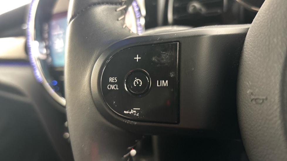 MINI HATCHBACK Cruise control