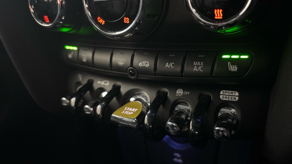 MINI HATCHBACK Heated seats