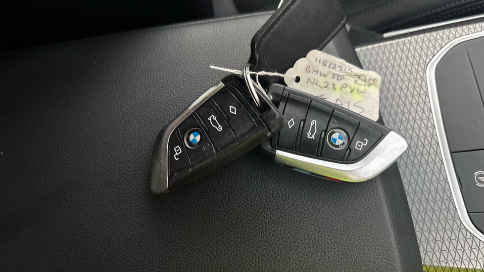 BMW 3 SERIES two keys
