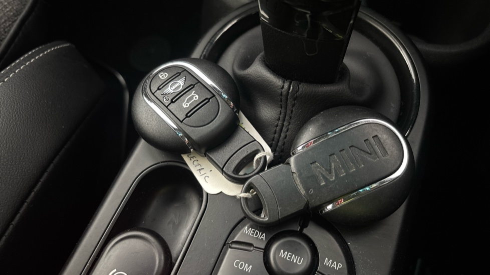 MINI HATCHBACK 2 keys