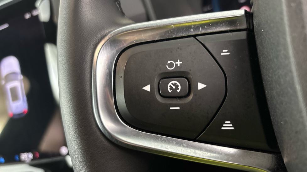 VOLVO XC40 cruise control
