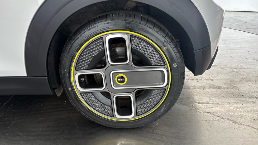 MINI HATCHBACK Image 18