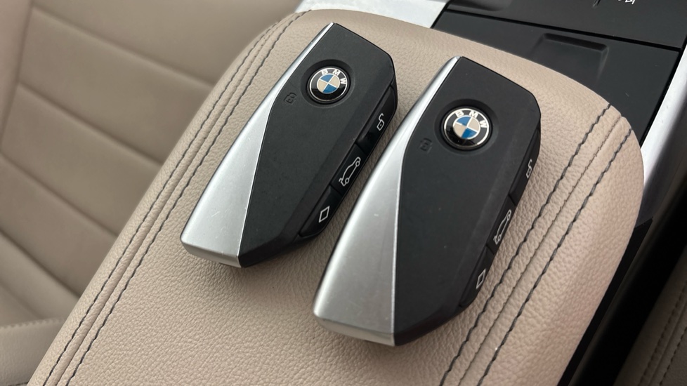 BMW iX1 2 keys