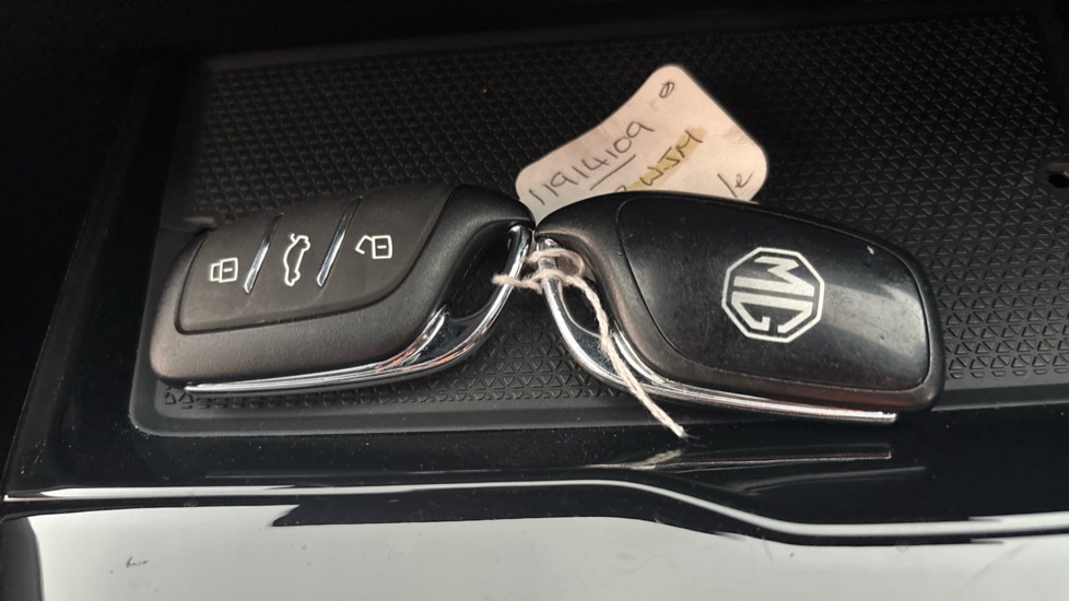 MG MG4 2 keys