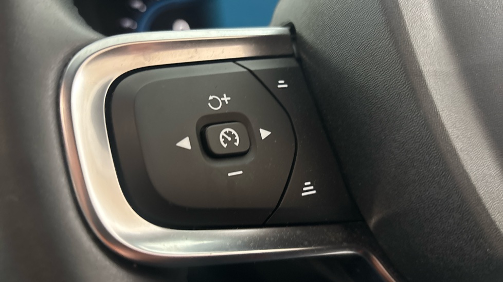 VOLVO C40 cruise control