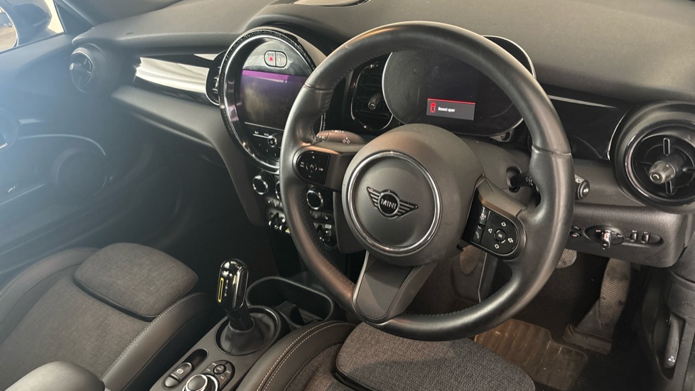 MINI HATCHBACK Image 9