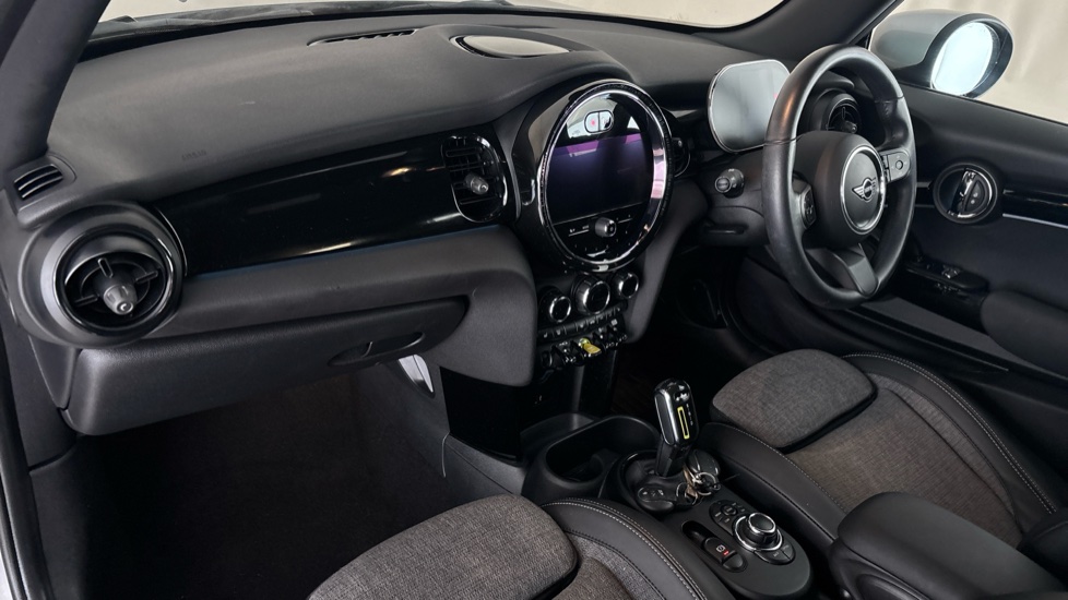 MINI HATCHBACK Image 10
