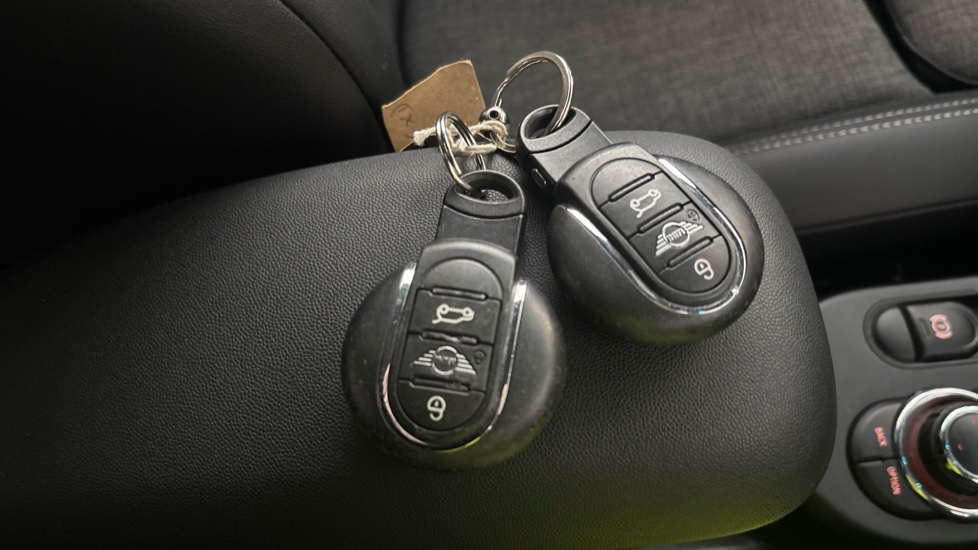 MINI HATCHBACK two keys