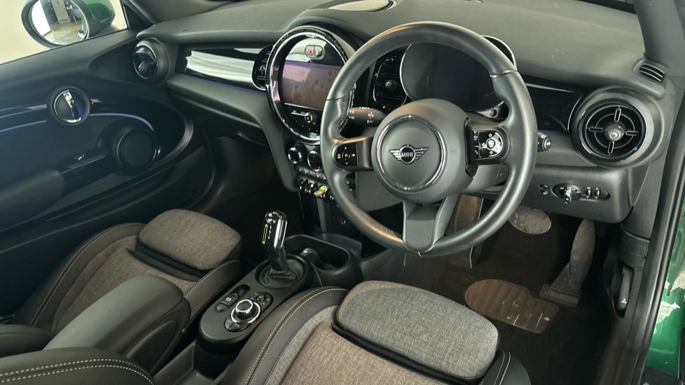 MINI HATCHBACK Image 9