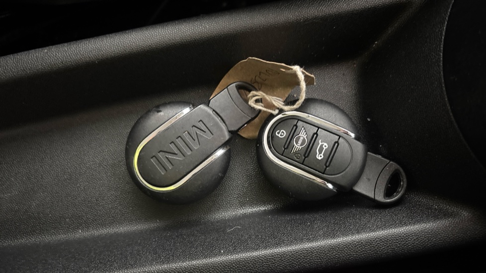 MINI HATCHBACK 2 keys