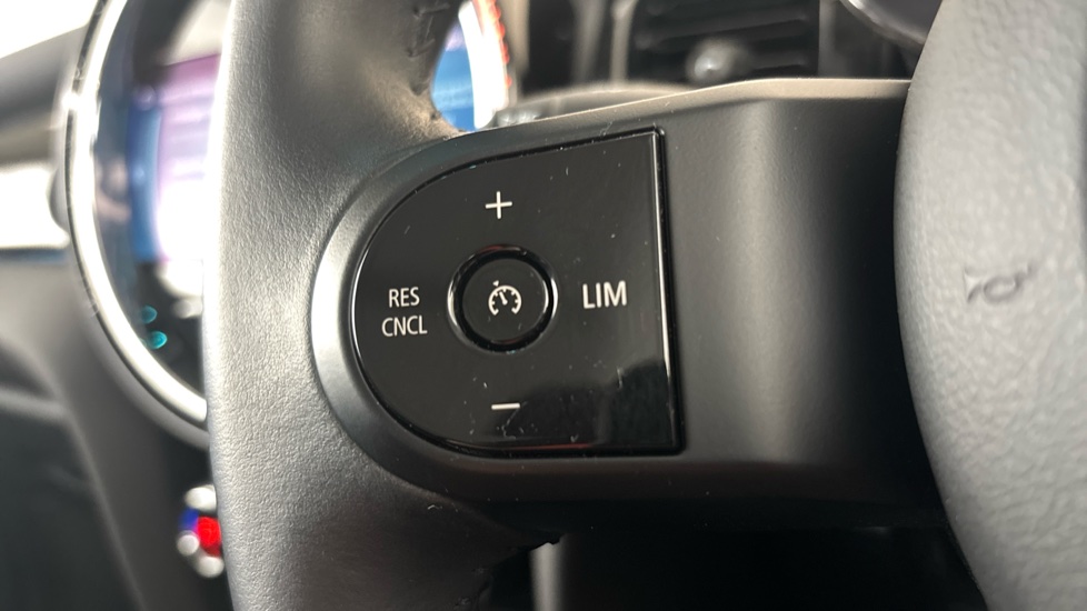 MINI HATCHBACK Cruise control