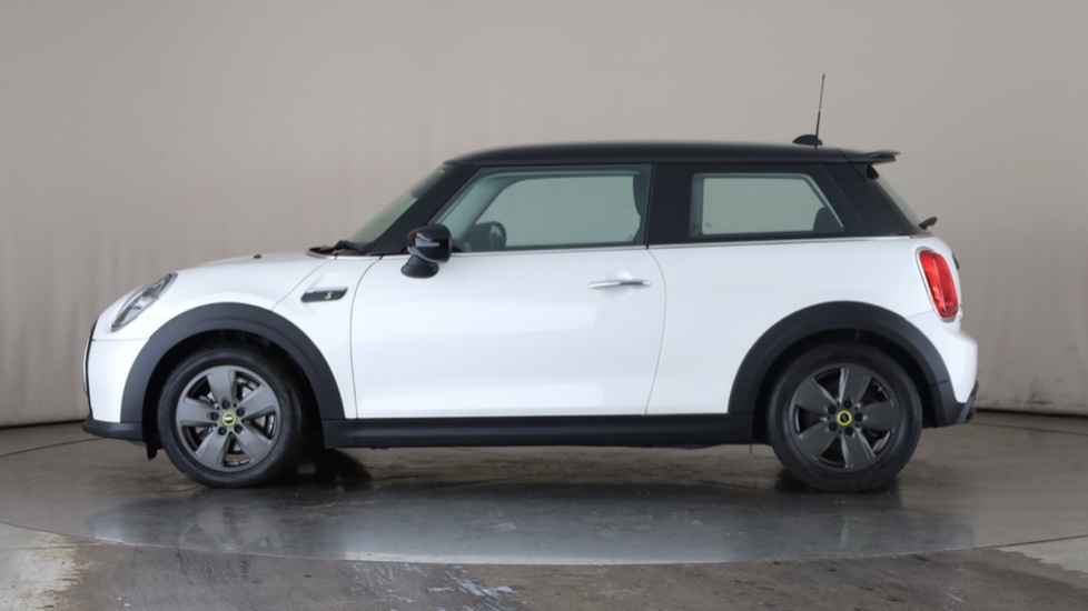 MINI HATCHBACK Image 2