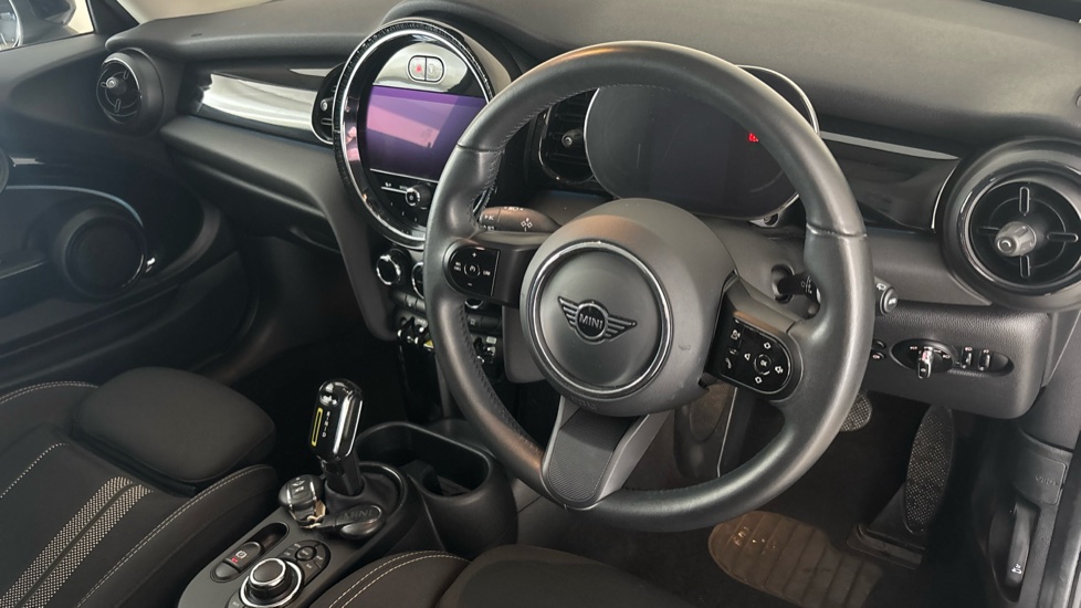 MINI HATCHBACK Image 9