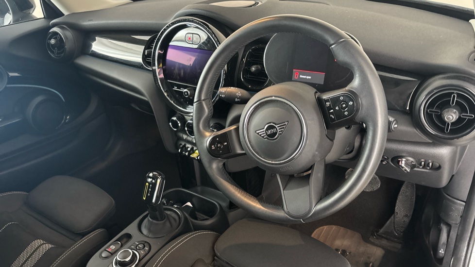MINI HATCHBACK Image 9