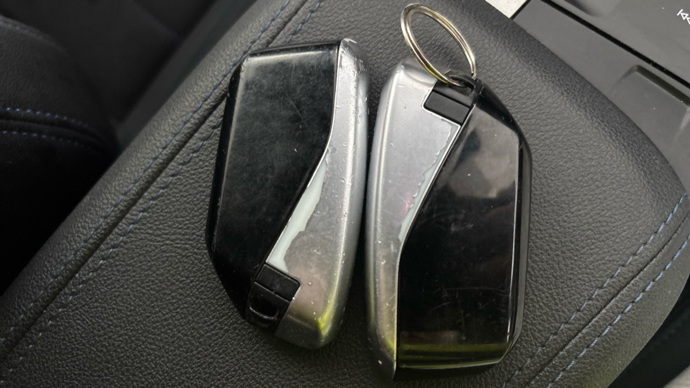 BMW iX1 both keys worn