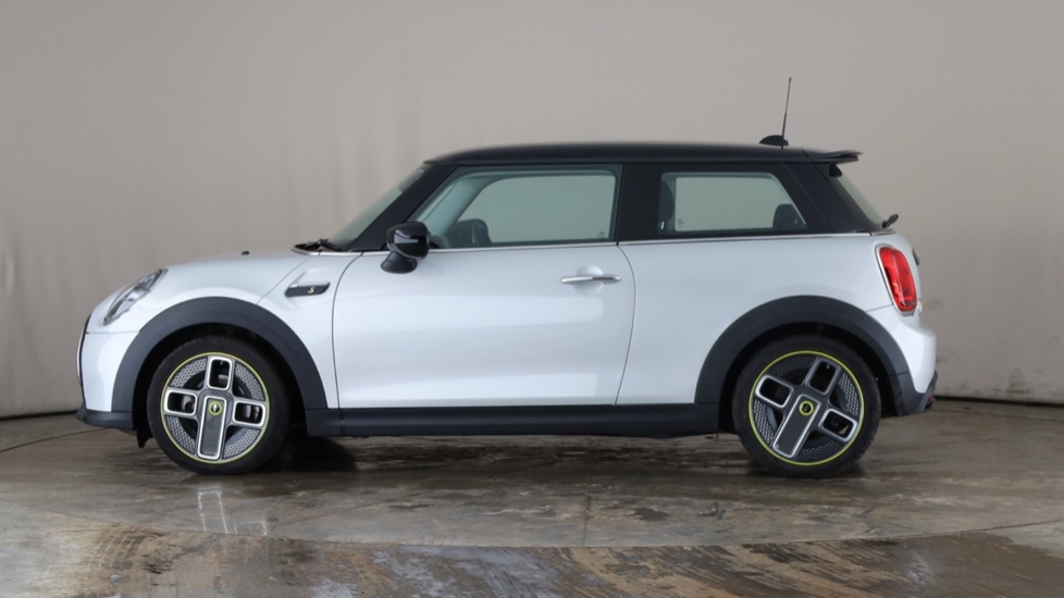 MINI HATCHBACK Image 2