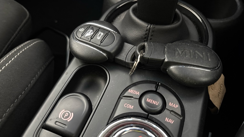 MINI HATCHBACK 2 keys