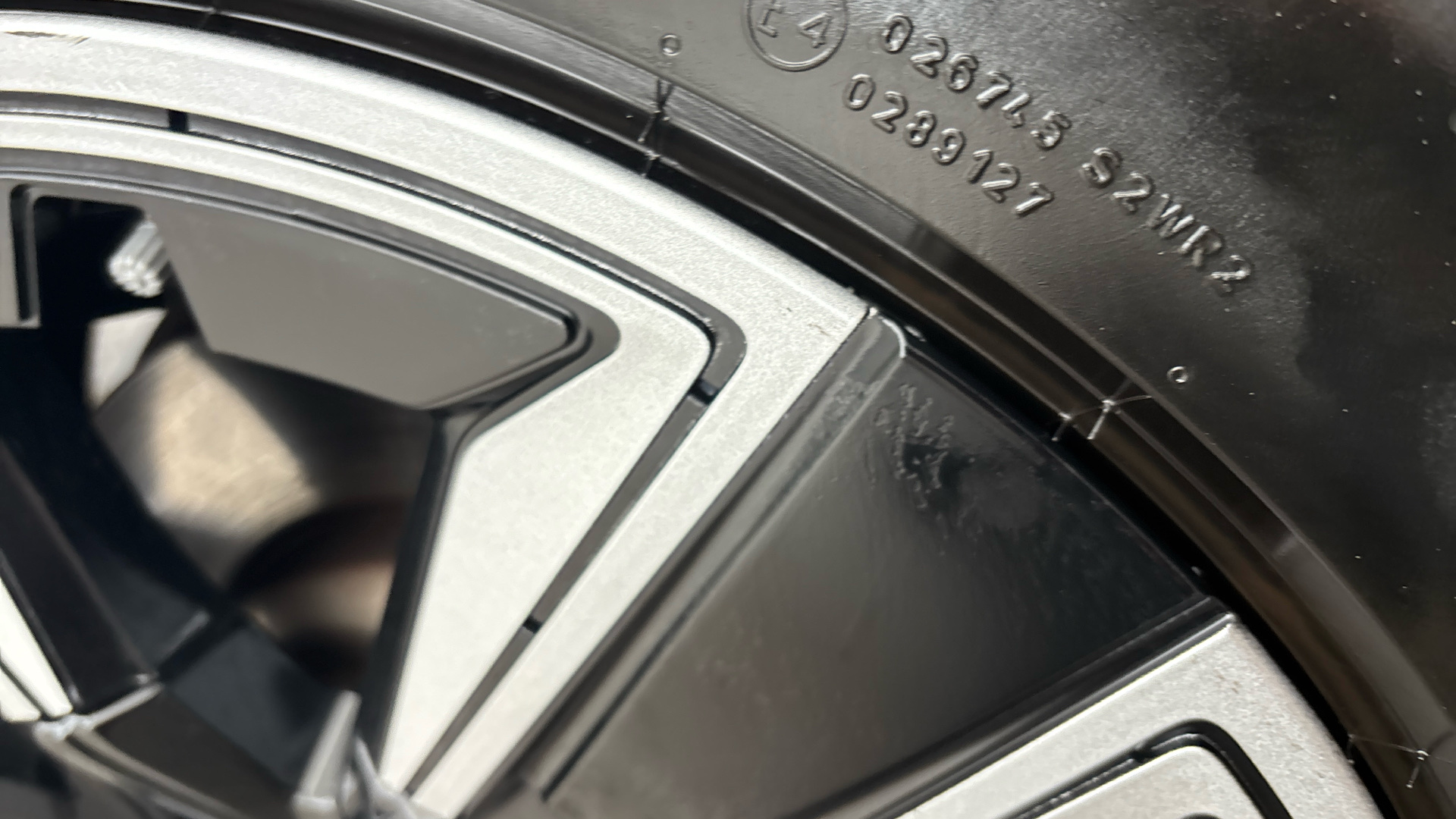 4020667 210kW M Sport 80kWh 5dr Auto