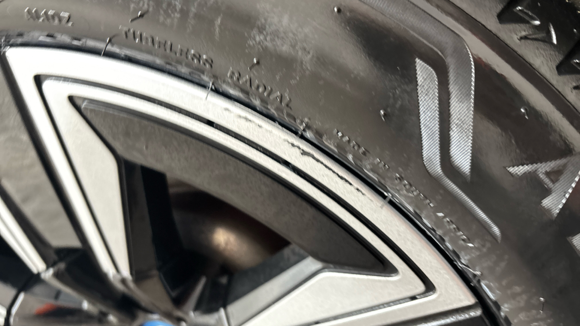 4020667 210kW M Sport 80kWh 5dr Auto