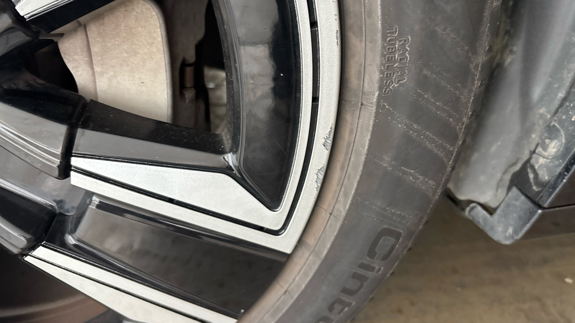 4020680 210kW M Sport 80kWh 5dr Auto