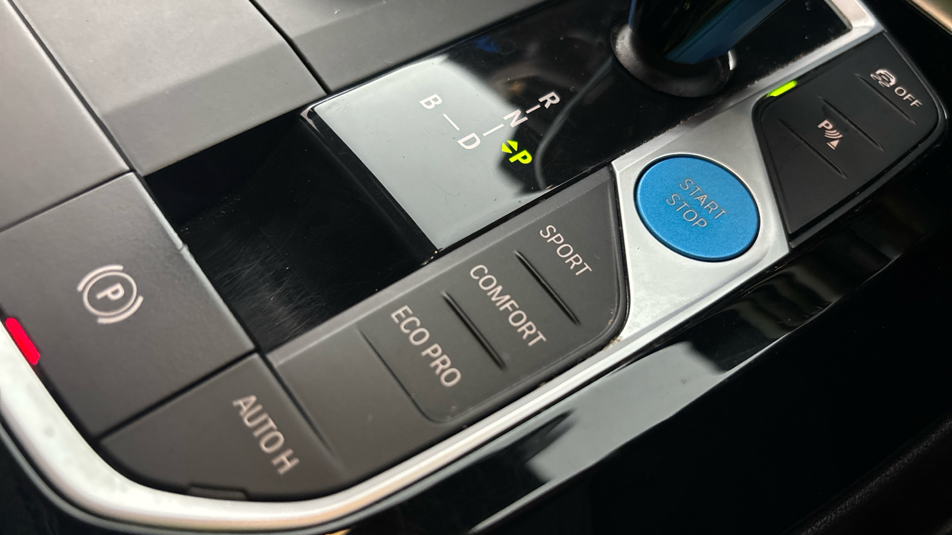 4020680 210kW M Sport 80kWh 5dr Auto